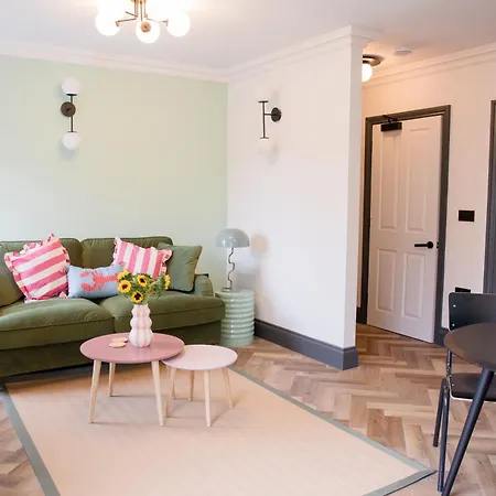 4 Wellington Terrace * ويتبي