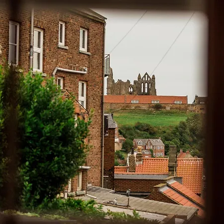 4 Wellington Terrace * ويتبي