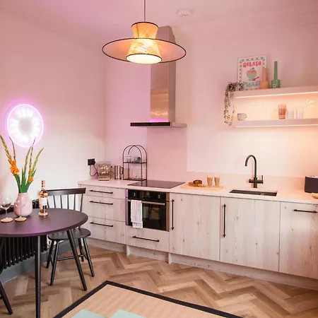 4 Wellington Terrace * ويتبي