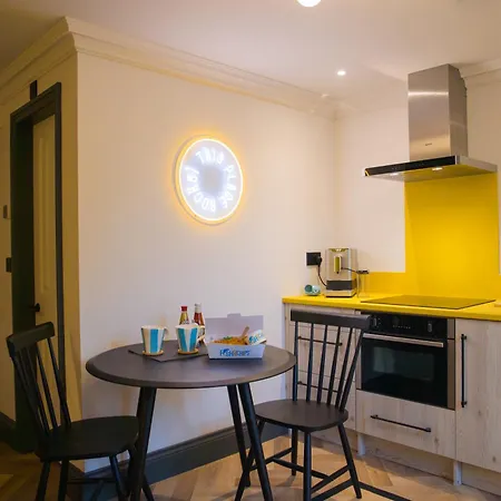 4 Wellington Terrace * ويتبي